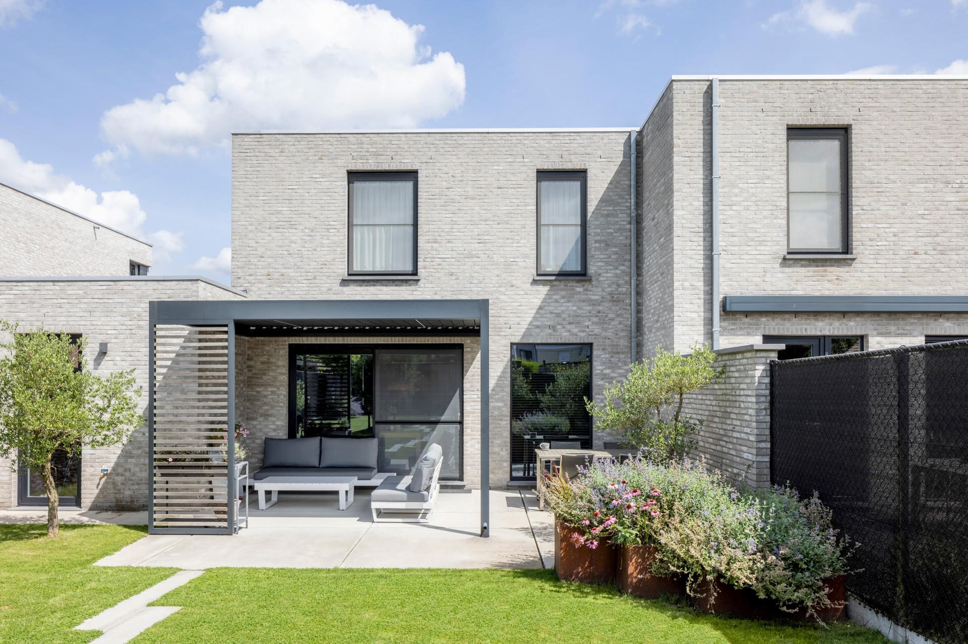 Compacte woning met terrasoverkapping