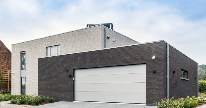De garage maakt deel uit van de woning, maar is meteen ook een interessant accent