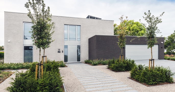 De strakke lijnen typeren deze moderne bouwstijl