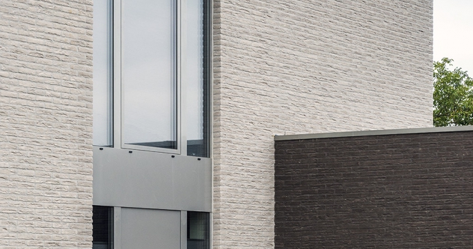 Detail van een doorlopend raam van inkom tot nachthal