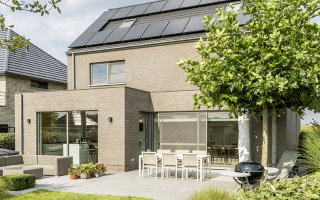 Het schuine dak is ideaal voor de zonnepanelen.