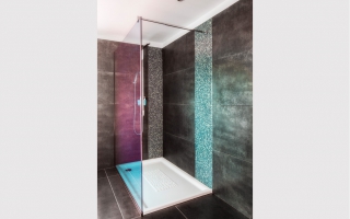 Douche met mozaiektegels in badkamer van moderne woning