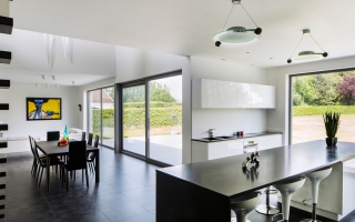 Moderne woning met open keuken en kookeiland 