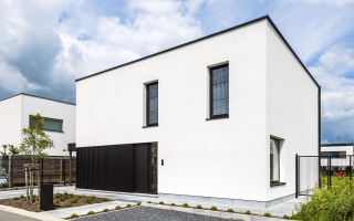 Modern wit huis met lamellen