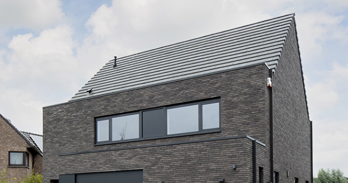 Modern huis met donkergrijze gevel
