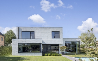 Moderne woning met plat dak en lichte gevelsteen