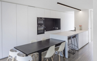 Strakke lijnen in minimalistische keuken