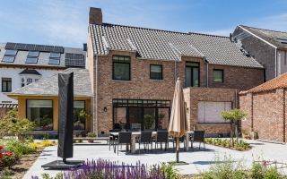 Rustieke woning met zwart buitenschrijnwerk