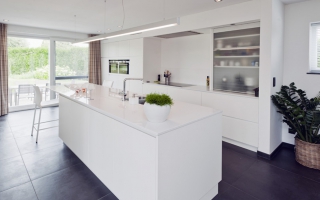 Moderne woning met witte designkeuken