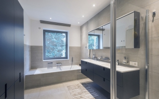 Moderne woning beschikt over een ruime badkamer