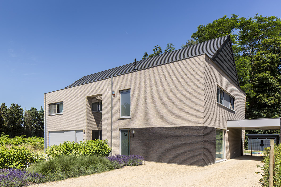 Hedendaagse woning met aangebouwde carport