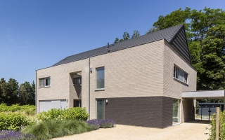 Hedendaagse woning met aangebouwde carport