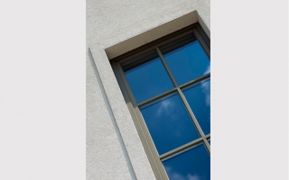 Sierboord van raam in Crepi bij klassieke woning.