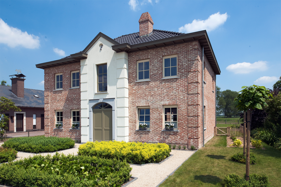 Klassieke woning met sierlijke schouw 