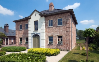 Klassieke woning met sierlijke schouw 