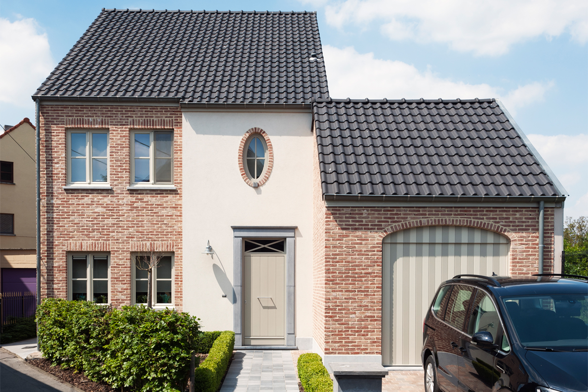 Klassieke woning met klassieke kantelpoort