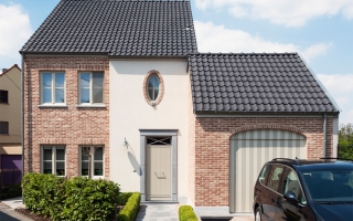 Klassieke woning met klassieke kantelpoort