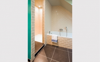 Regendouche in badkamer van pastoriewoning