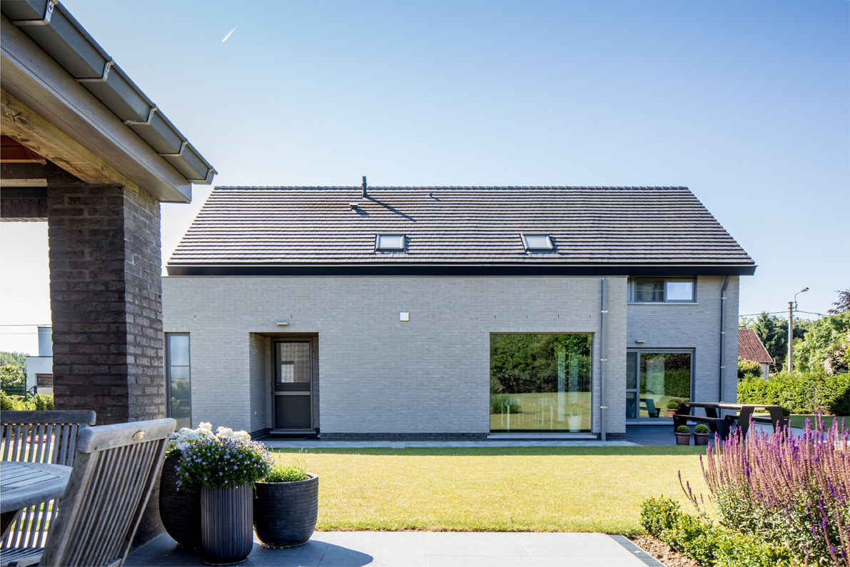 Patio in de tuin van hedendaagse woning