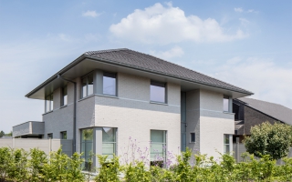 Hedendaagse woning met dakoversteek