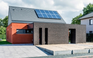 Hedendaagse woning met combinatie van twee soorten gevelsteen