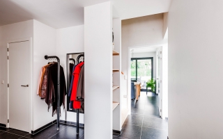 Dressing in inkomhal van hedendaagse woning