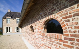 Boograampjes in bijgebouw van pastoriewoning