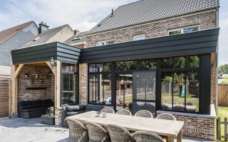 Strakke uitbouw aan klassieke woning