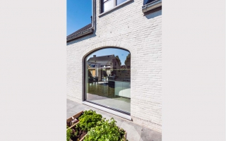 Klassiek moderne woning met panoramisch raam