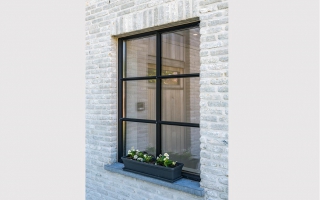 Klassiek moderne woning met zwarte ramen