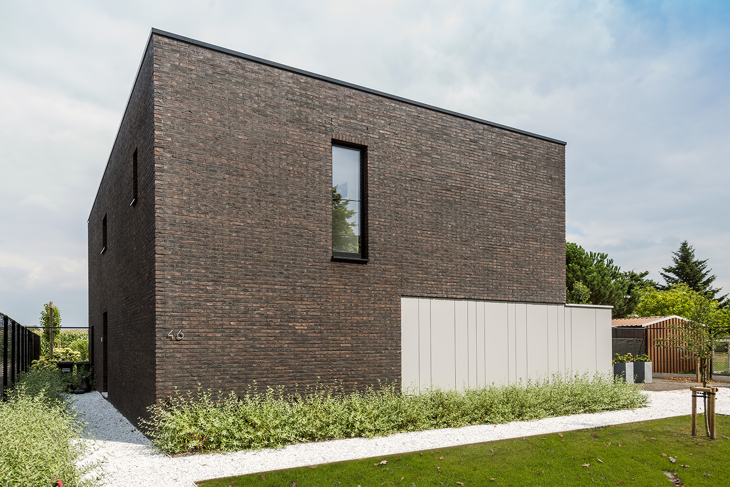 Gevelbekleding in plaatmateriaal bij moderne woning