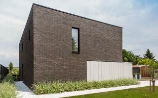 Gevelbekleding in plaatmateriaal bij moderne woning