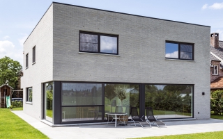 Grote glaspartijen in moderne woning