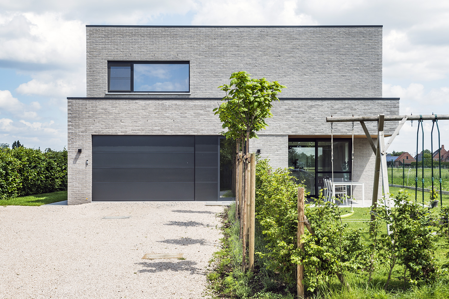 Moderne woning uitgerust met een plat dak.