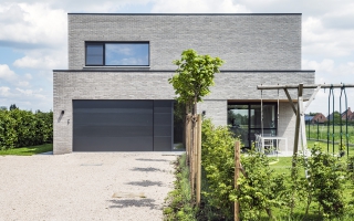 Moderne woning uitgerust met een plat dak.