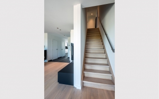 Trap met inox balustrade in modern dakappartement