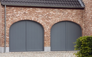 Dubbele garagepoort voor klassieke woning