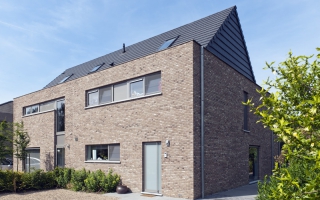 Hedendaagse woning met genuanceerde gevelsteen